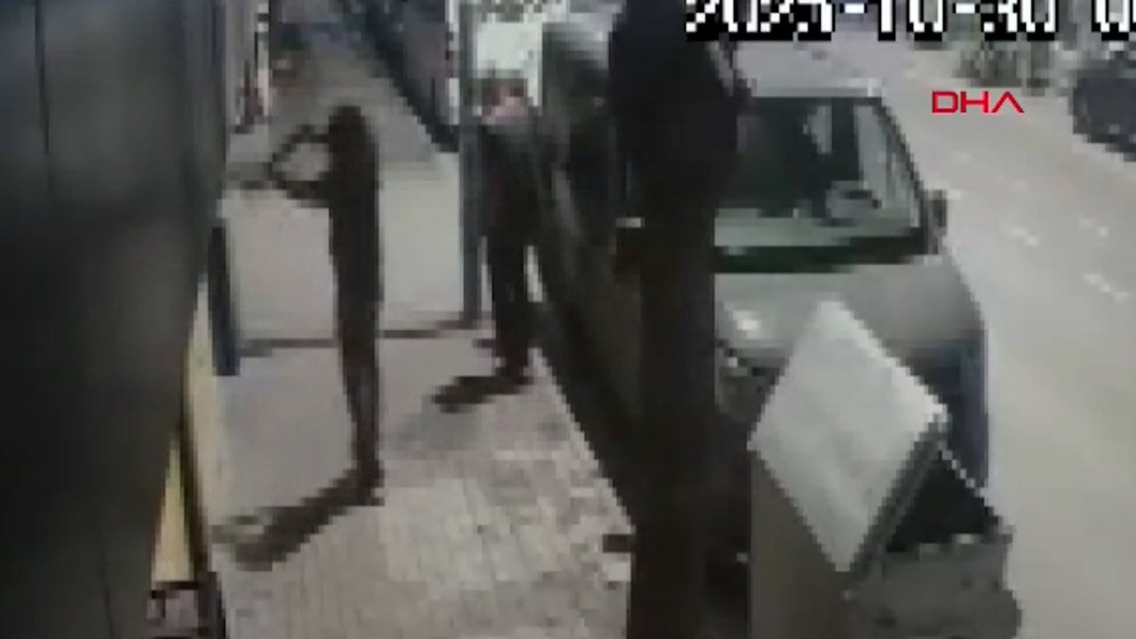 Kaldırımdakilerden rica etti, iş yerini pompalı tüfekle kurşunladı