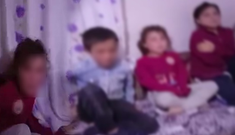 Bu nasıl baba? Çocuklarını kemerle dövüp kamerayla kaydetti!