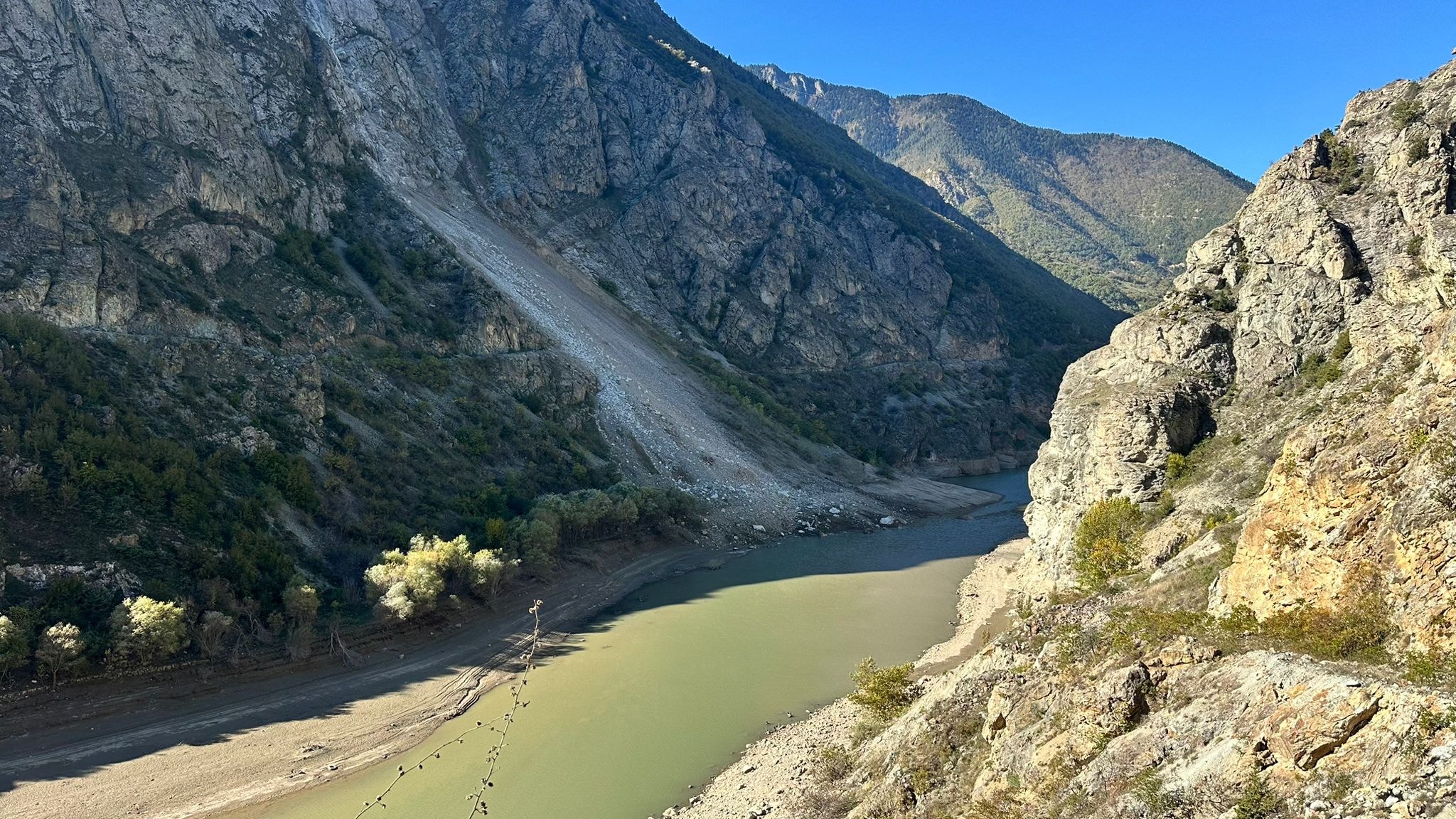 Kaya parçaları Çoruh Nehri’ne yuvarlandı lisede eğitime 1 gün ara verildi