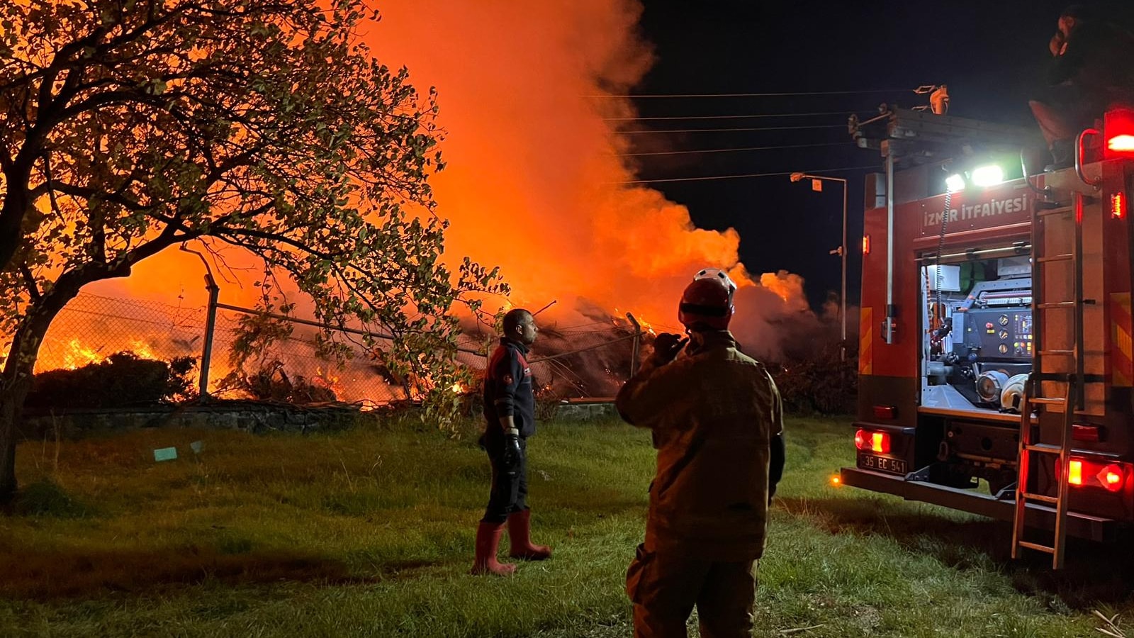 İzmir’de belediyeye ait çöp depolama alanında yangın