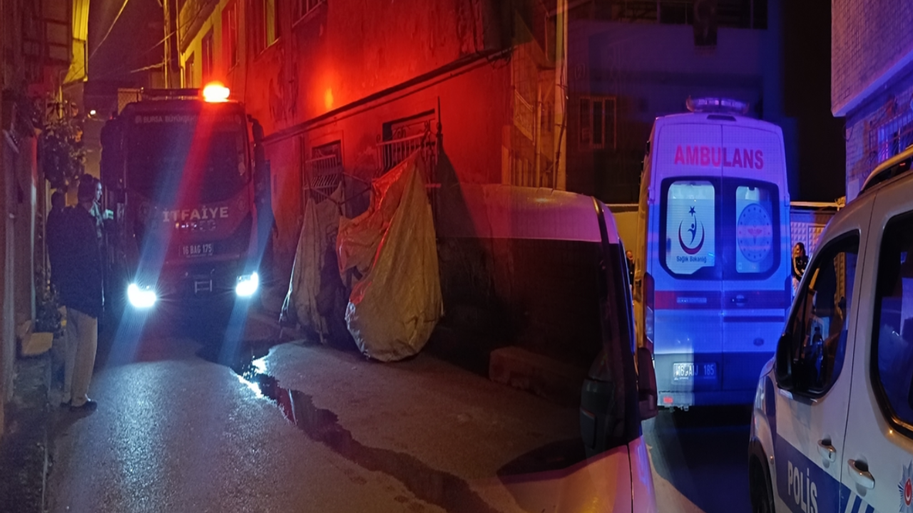 Bursa'da cinnet anları: Evini ateşe verdi