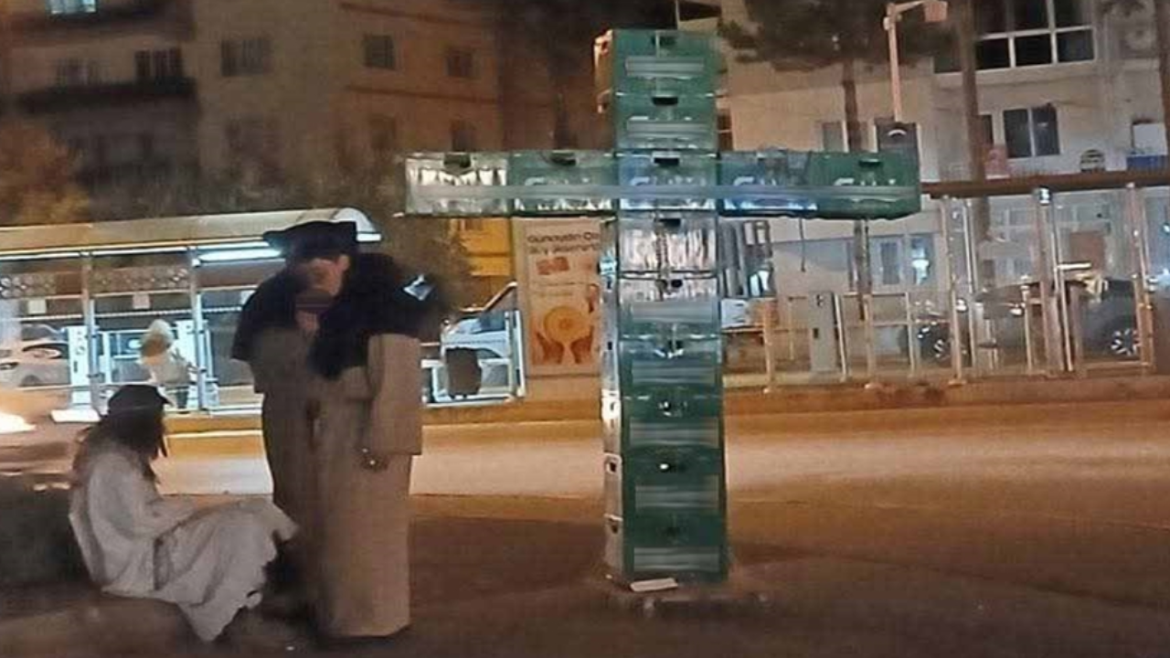 Bira kasalarıyla haç işareti yaptılar: Gözaltına alındılar