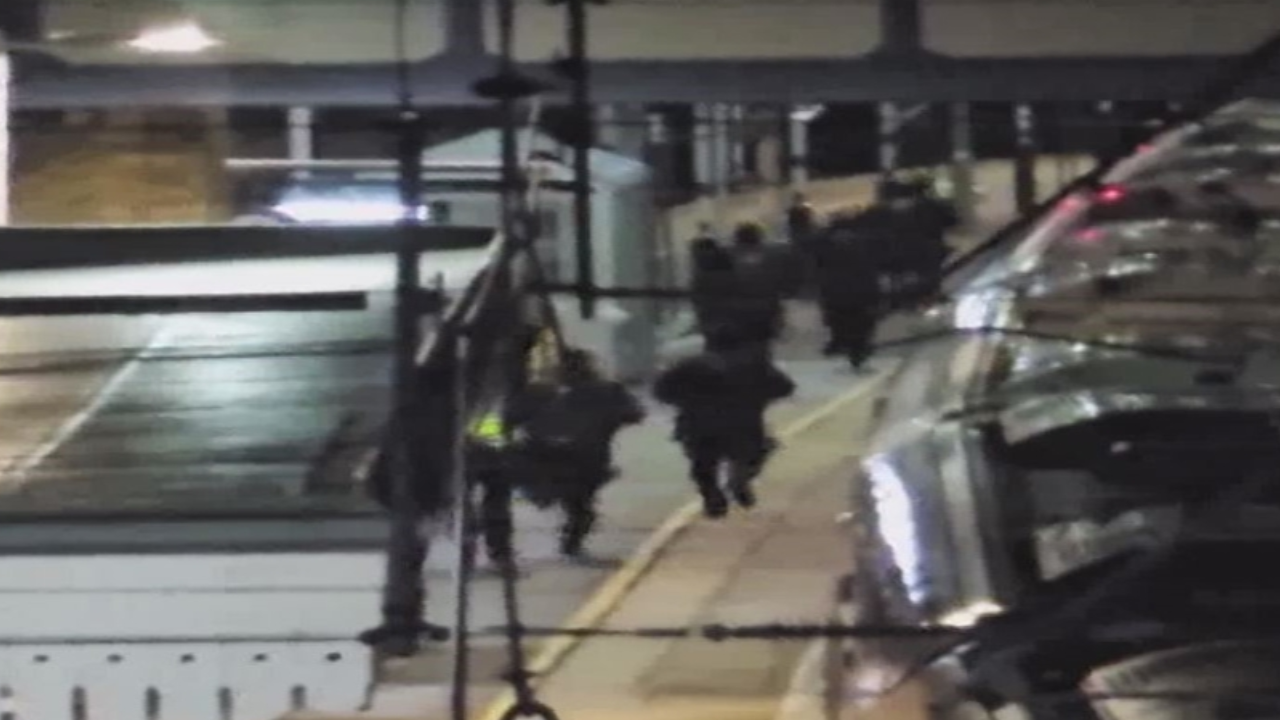 İngiltere'de trende bıçaklı saldırı: 10 yaralı