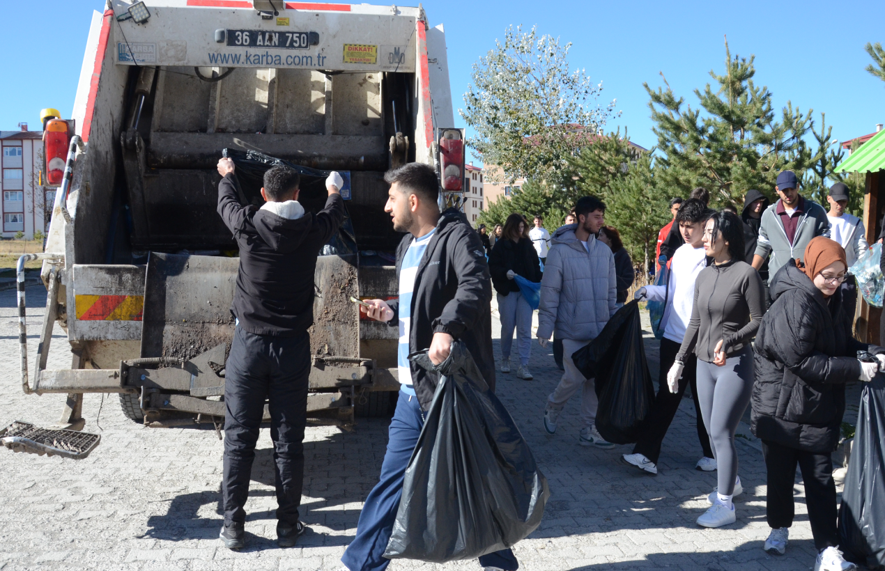 Kars’ta “Temiz çevre sağlıklı nesil” projesiyle öğrenciler çöp topladı