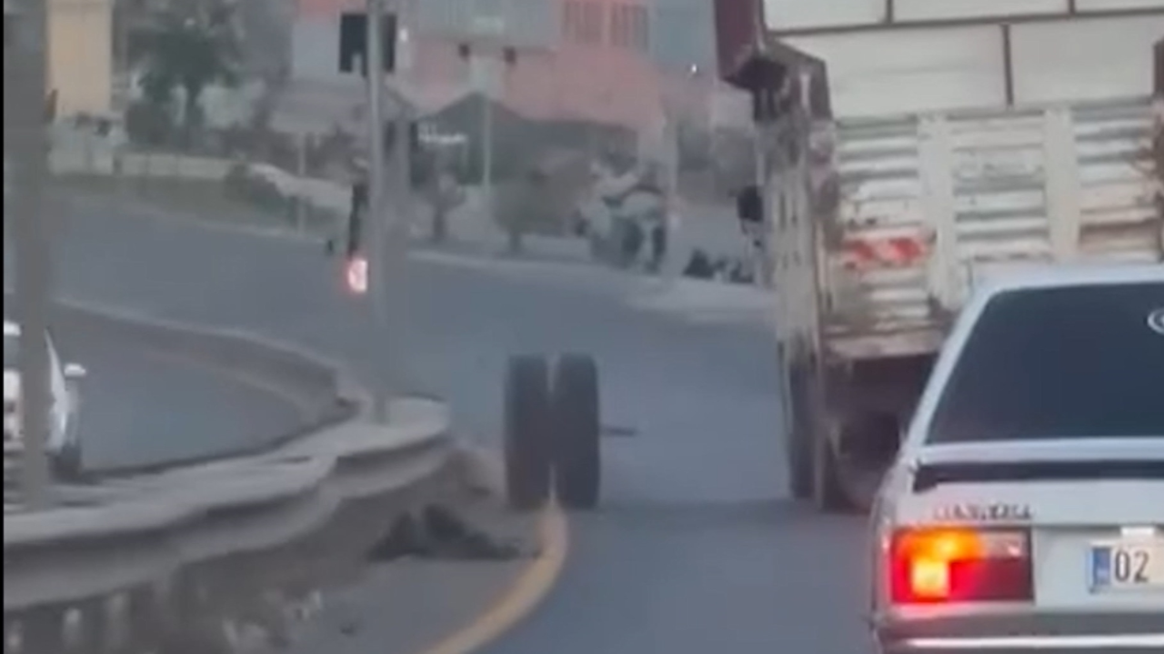 Hareket halindeki kamyonun dingili koptu; o anlar kamerada