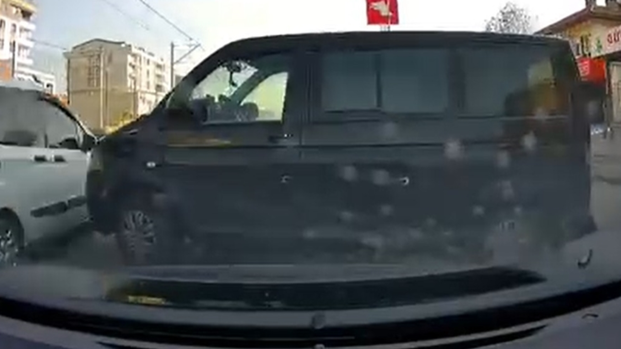 El freni çekilmeyen minibüs, hareket edip, yola indi; o anlar kamerada