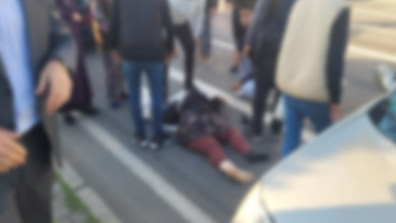 Yaya geçidinde otomobilin çarptığı kadın felaketi yaşadı