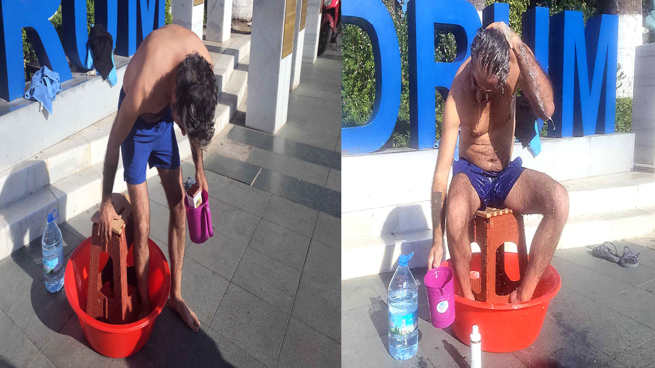 Susuzluğu protesto için belediye meydanında soyunup yıkandı