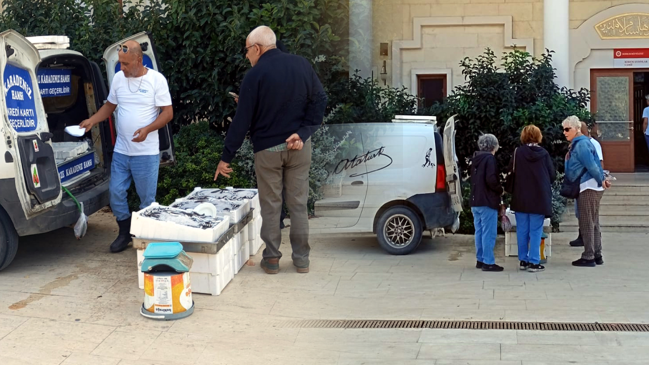 Cenaze törenin yapıldığı caminin kapısına arabayı çekip balık satışı yaptı