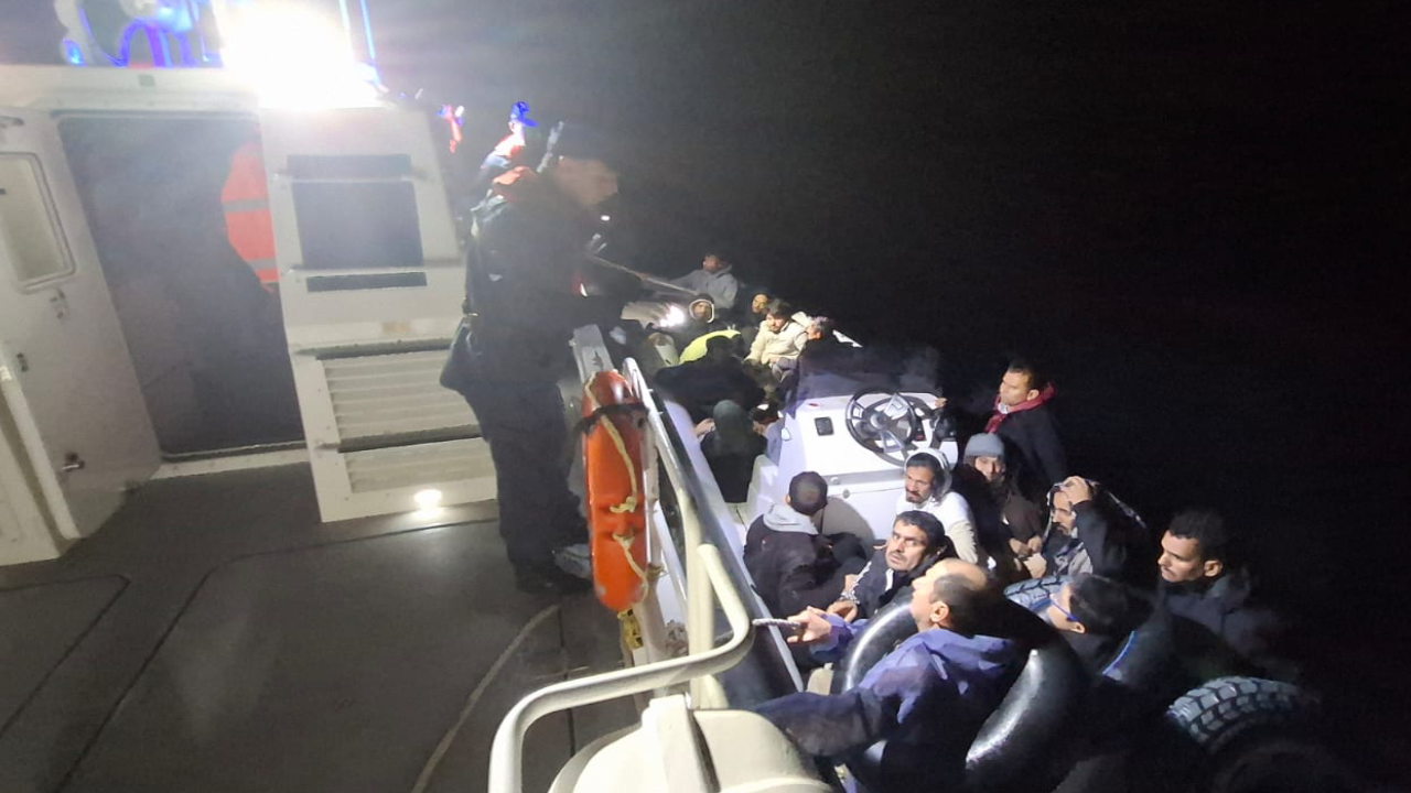 Bodrum açıklarında motor arızası yaşayan botta 21 göçmen kurtarıldı