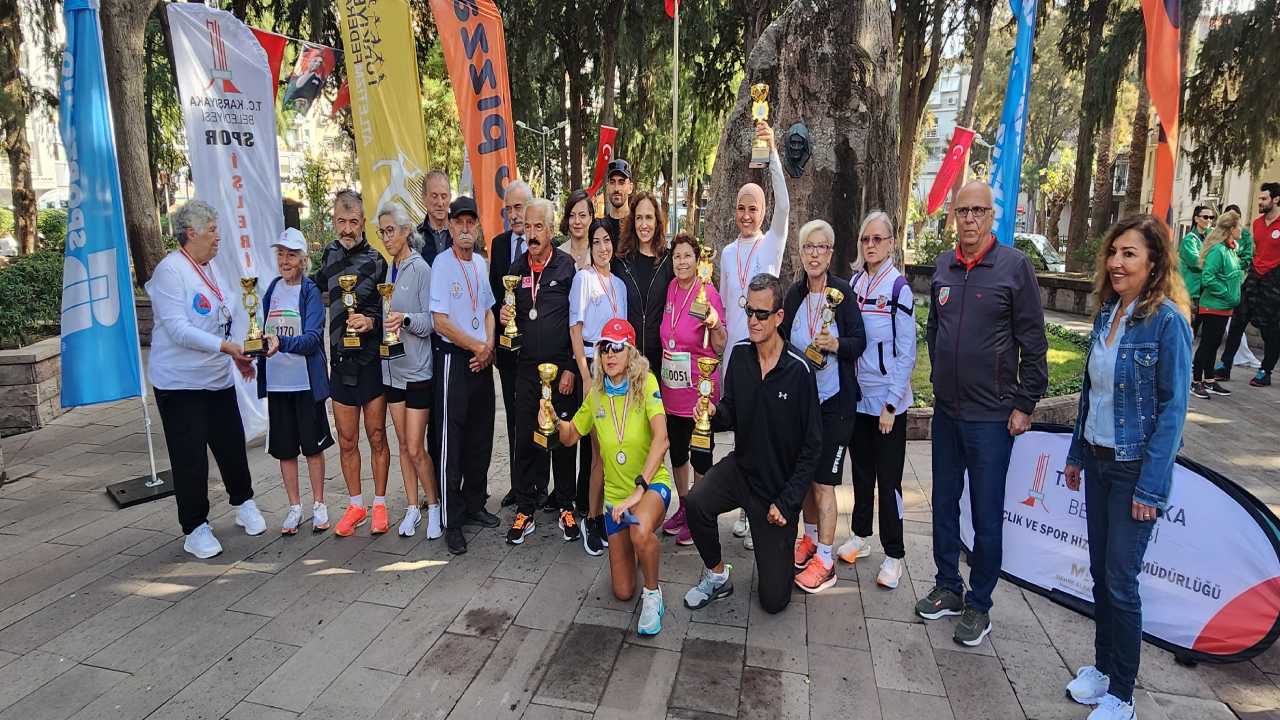 İzmir’in caddelerinde Ata’ya ve Zübeyde anneye sevgi seli aktı