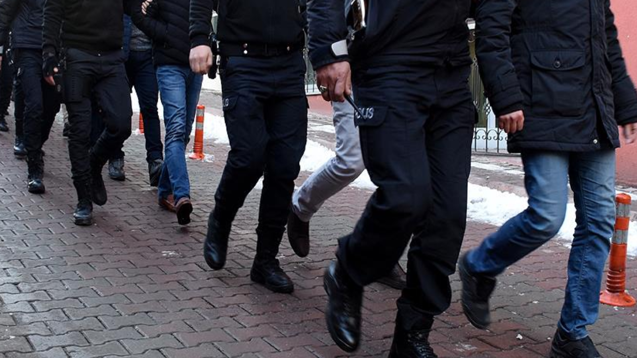 Ataşehir'de AVM'de hırsızlık yaparken suçüstü yakalandılar