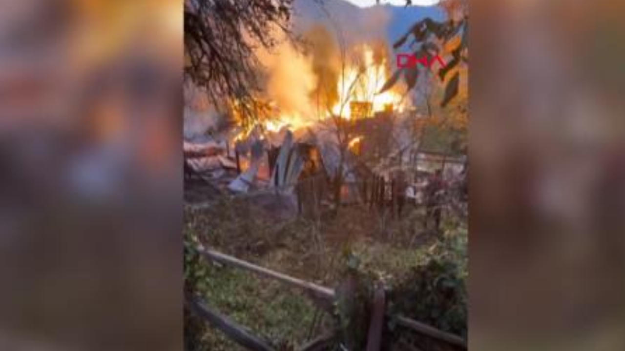 Karabük’te 2 katlı ahşap ev yandı; 5 kişi dumandan etkilendi