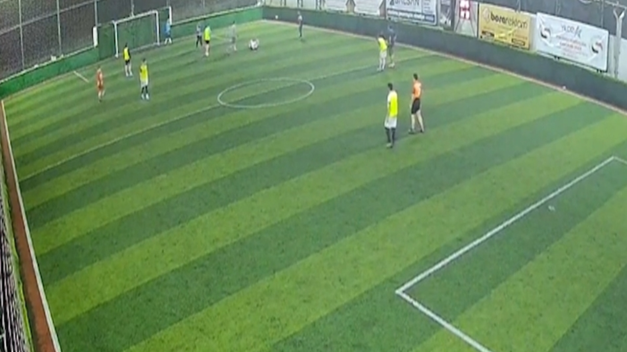 Halı sahada dili boğazına kaçtı son anda kurtarıldı!