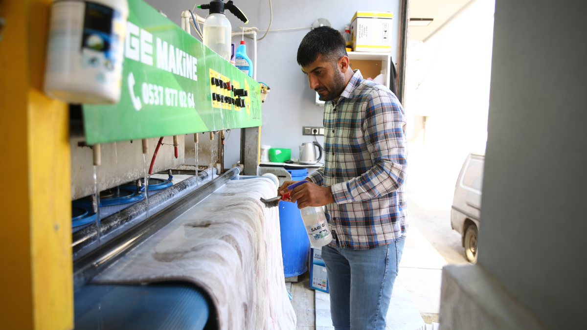 Yıkamak için aldı, içinden servet çıktı: Hemen telefona sarıldı