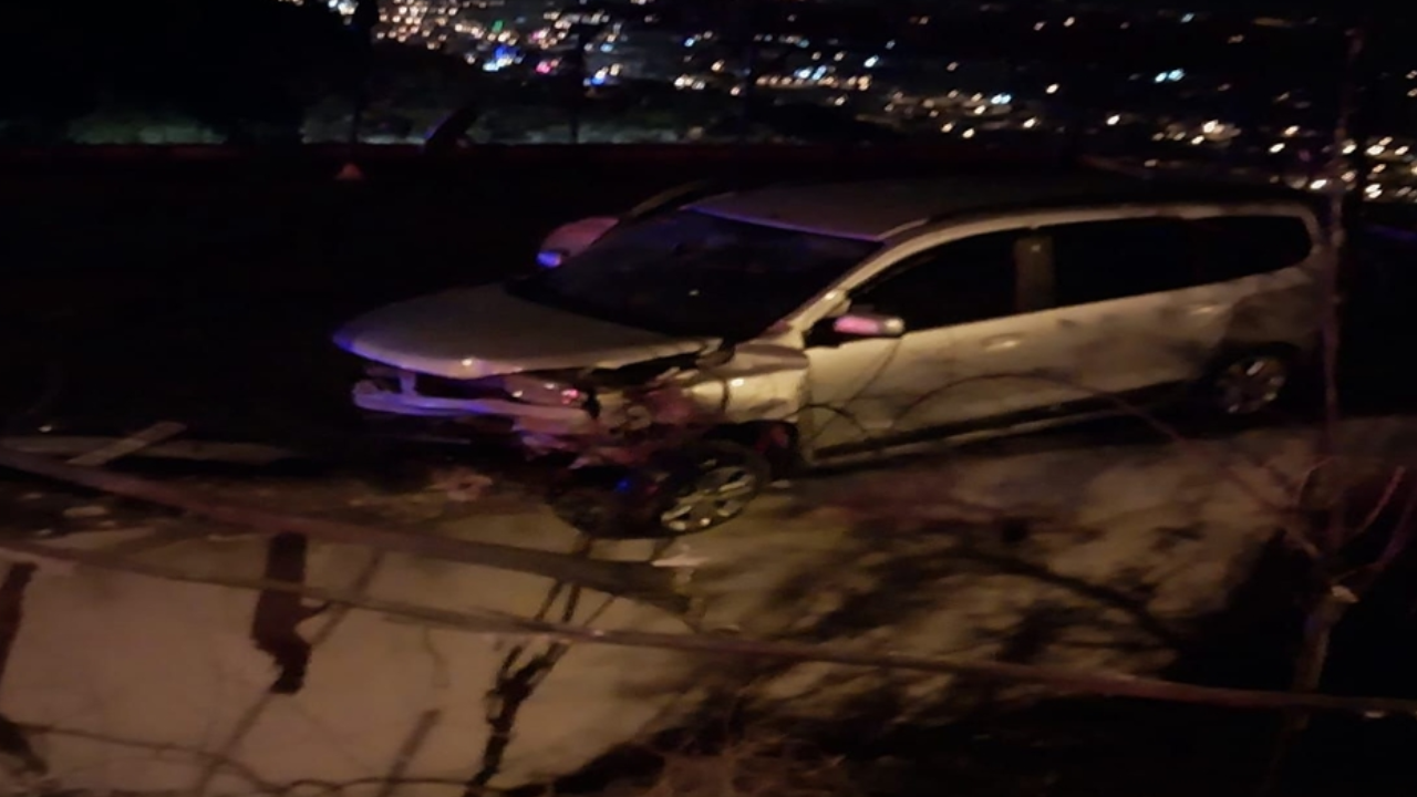 Virajı alamayan otomobil, evin damına düştü: 4 yaralı