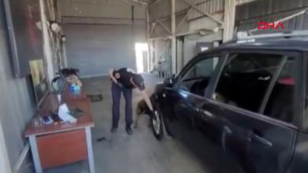 Otomobilin yakıt deposunda 16 kilo metamfetamin yakalandı; 2 gözaltı