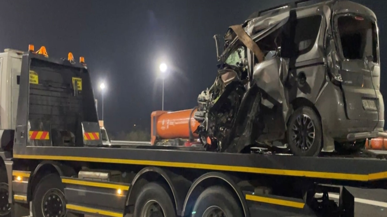 Arnavutköy'de feci kaza: Metal yığınına dönen araçta sıkıştı