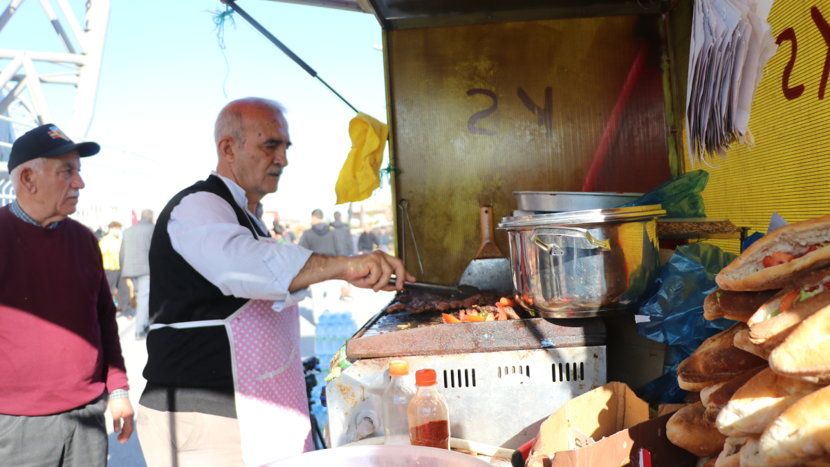 Süper Lig'in eski yıldızıydı: Altı yıl formasını giydiği takımın maçlarında köfte ekmek satmaya başladı