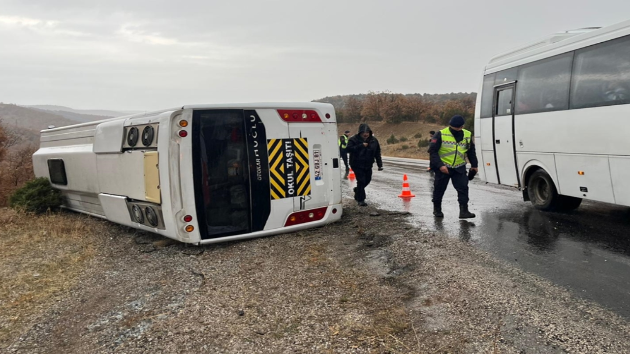 Konya'da okul servisi devrildi; 29 kişi yaralandı!