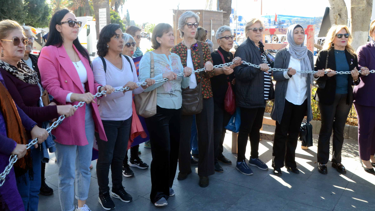 Bodrumlu kadınlardan dev sandalyeli zincirli eylem