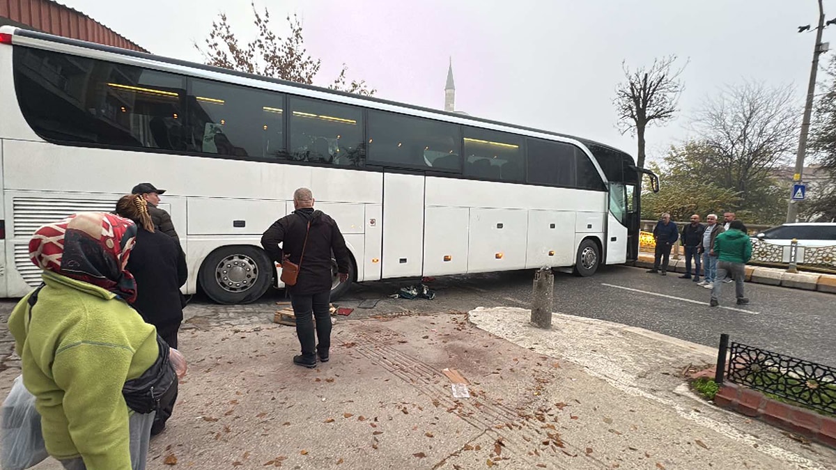 Edirne'de kayarak yolu kapatan otobüs trafiği kilitledi