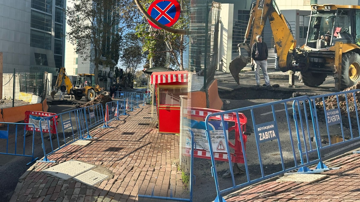 Maslak'ta yine yol çöktü