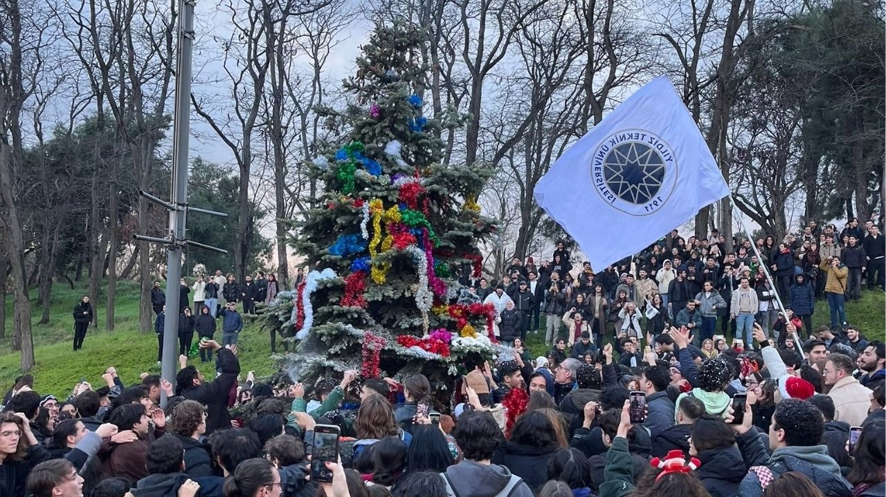Yıldız Teknik Üniversitesi'nde öğrencilerin yılbaşı ağacını kezzap atıp kuruttular