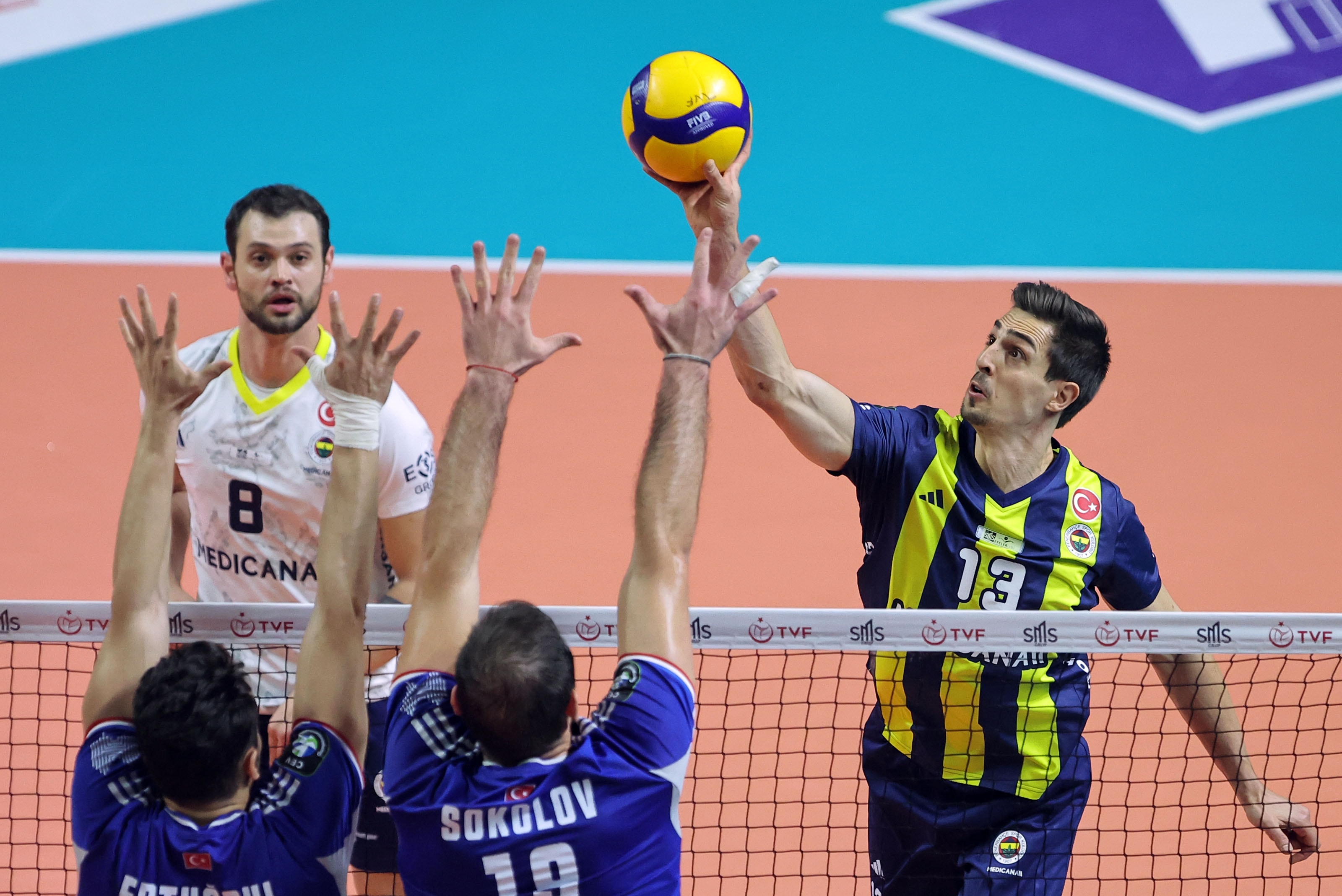 Fenerbahçe Medicana evinde set alamadan mağlup