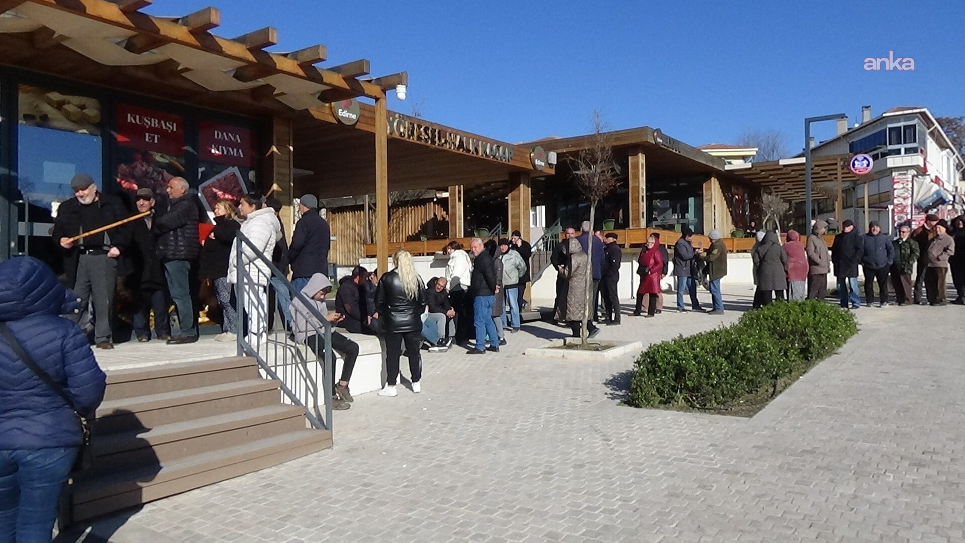 İşte vatandaşın yılbaşı günü: Ucuz eti duyan kuyruğa koştu