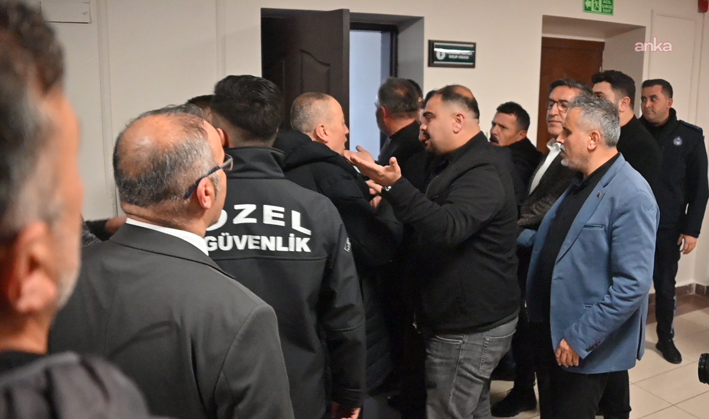 Belediye Meclisi'nde arbede! AKP ve YRP'li üyeler birbirine girdi
