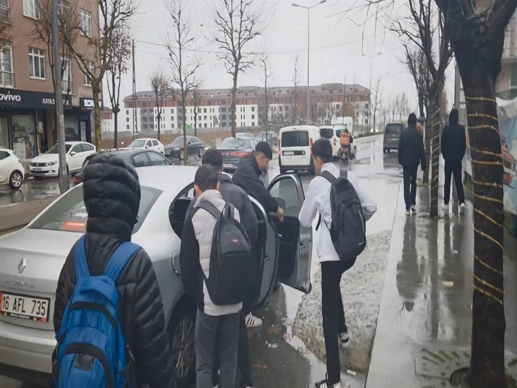 Arnavutköy'de okul çıkışı otostopla eve giden öğrenciler isyan etti