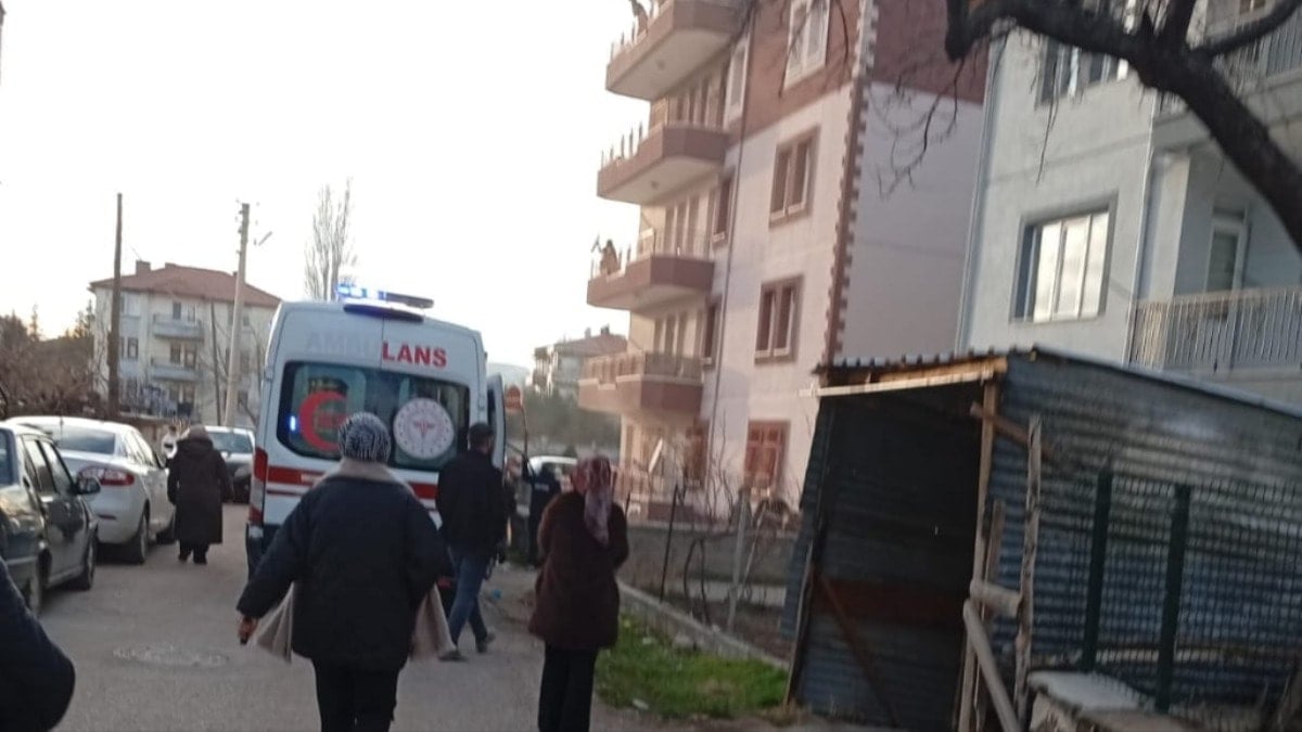Yangın apartmanın giriş katını sardı, anne ve 3 çocuğu dumandan etkilendi