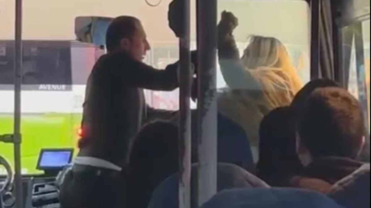 Şoför direksiyonu bıraktı, kadın yolcuyla tekme tokatlı kavgaya girdi