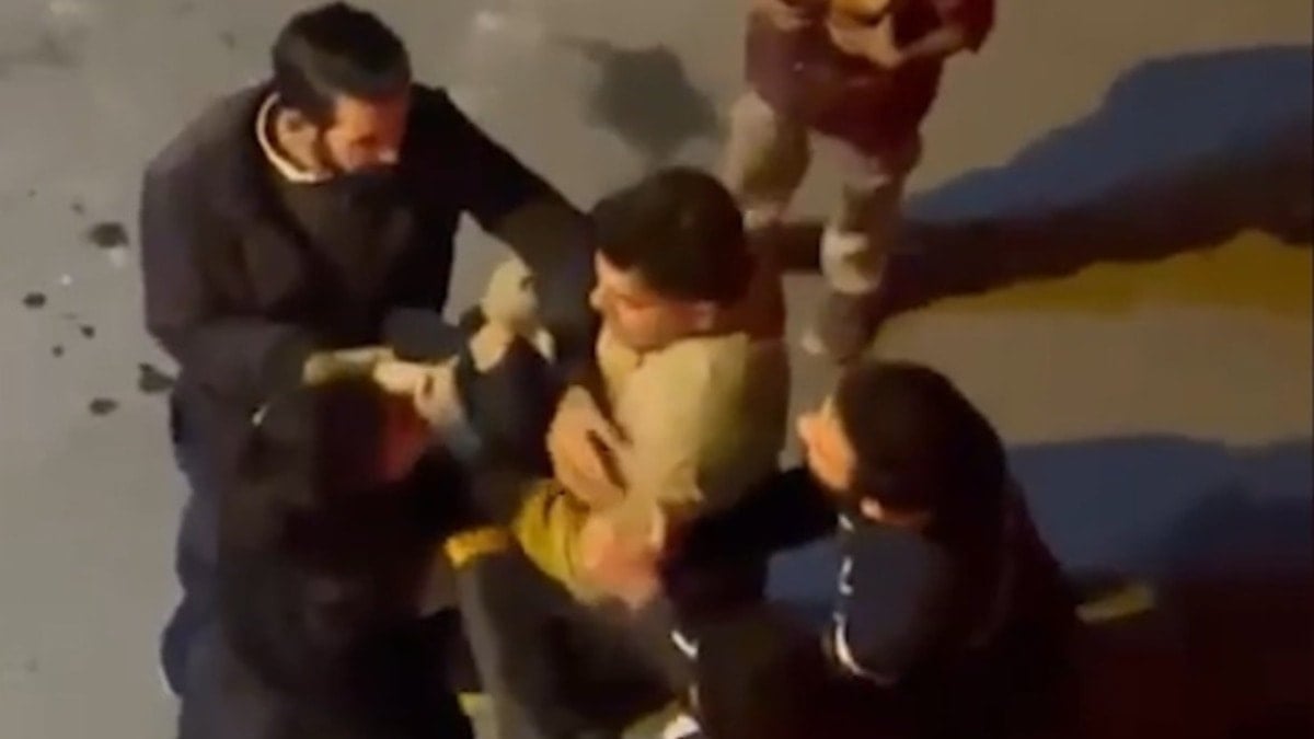 Taksi şoförü, yolcuyu tokatlayınca kadınlar üzerine çullandı