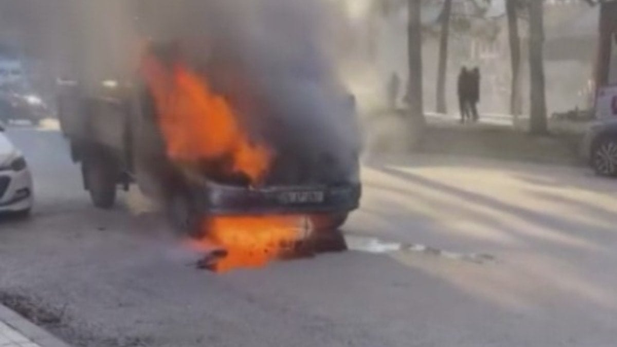 Amasya'da alev alan kamyonet küle döndü