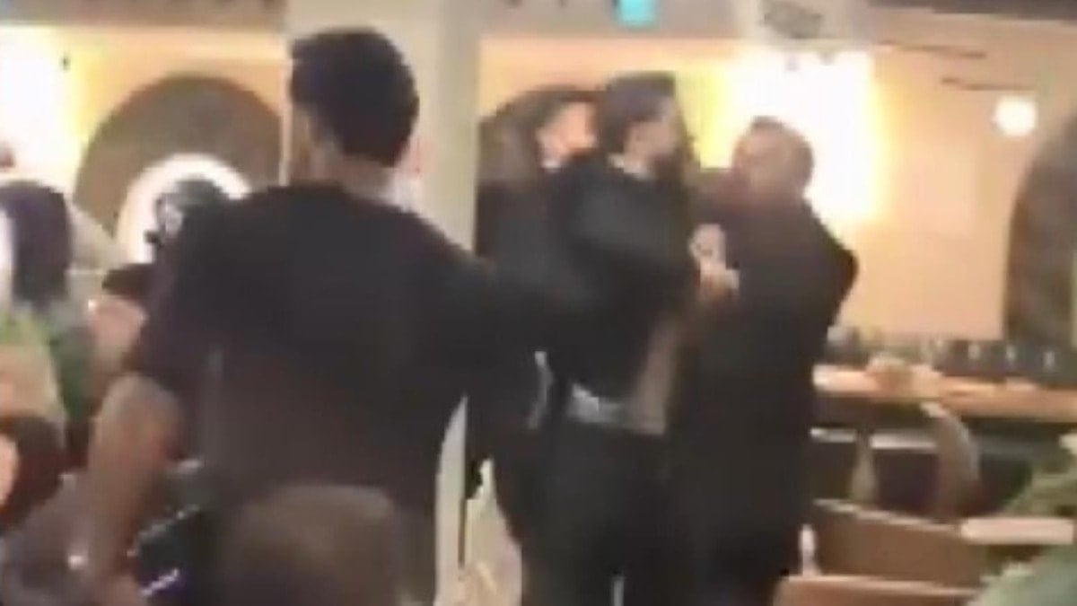 İstanbul'da dönercide büyük kavga! Tekme ve yumruklarla saldırdılar
