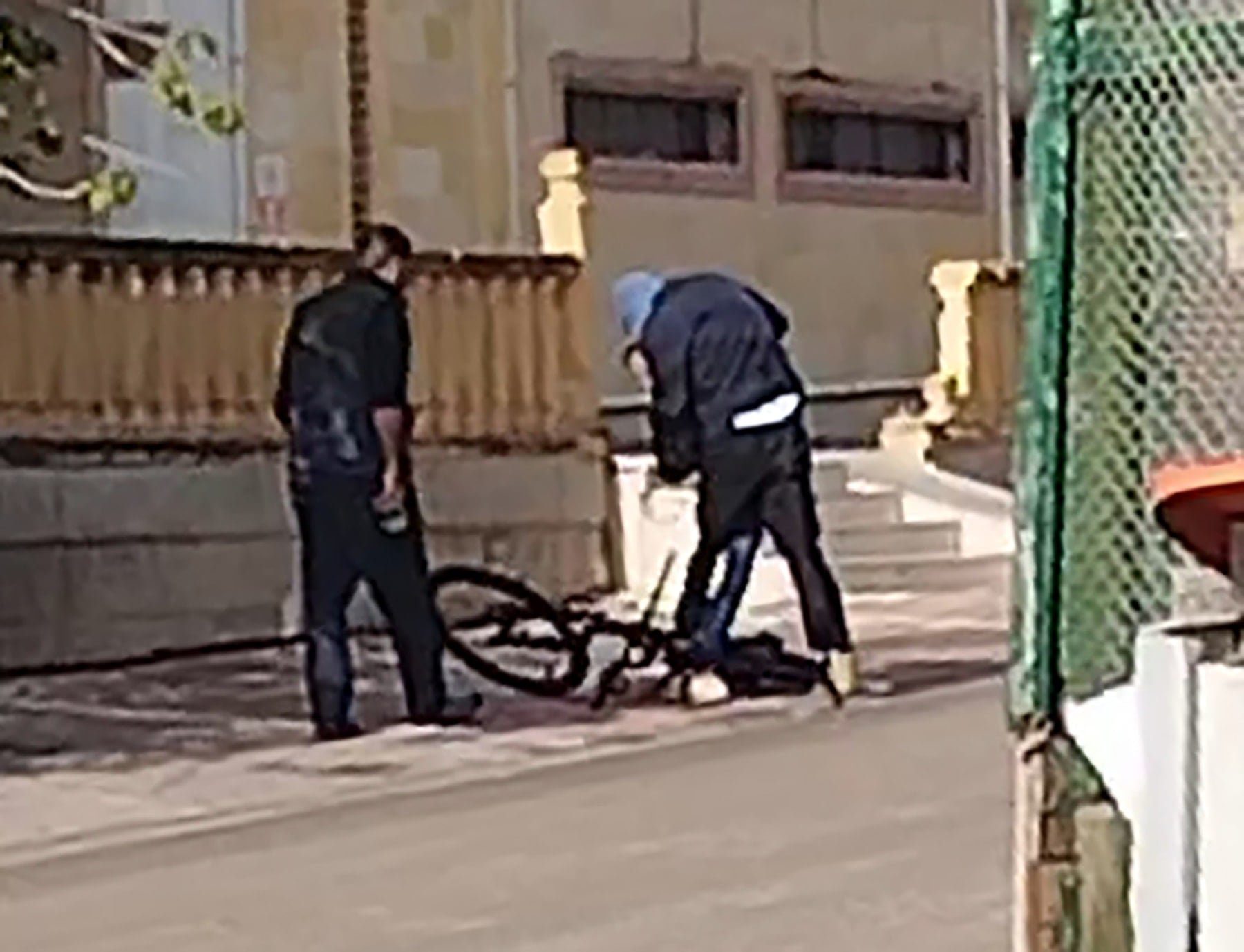 12 yaşındaki çocuğu sokak ortasında dövdüler!