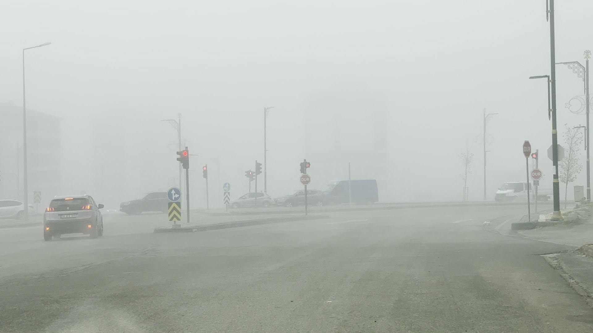 Kenti sis bulutları kapladı, göz gözü görmüyor!