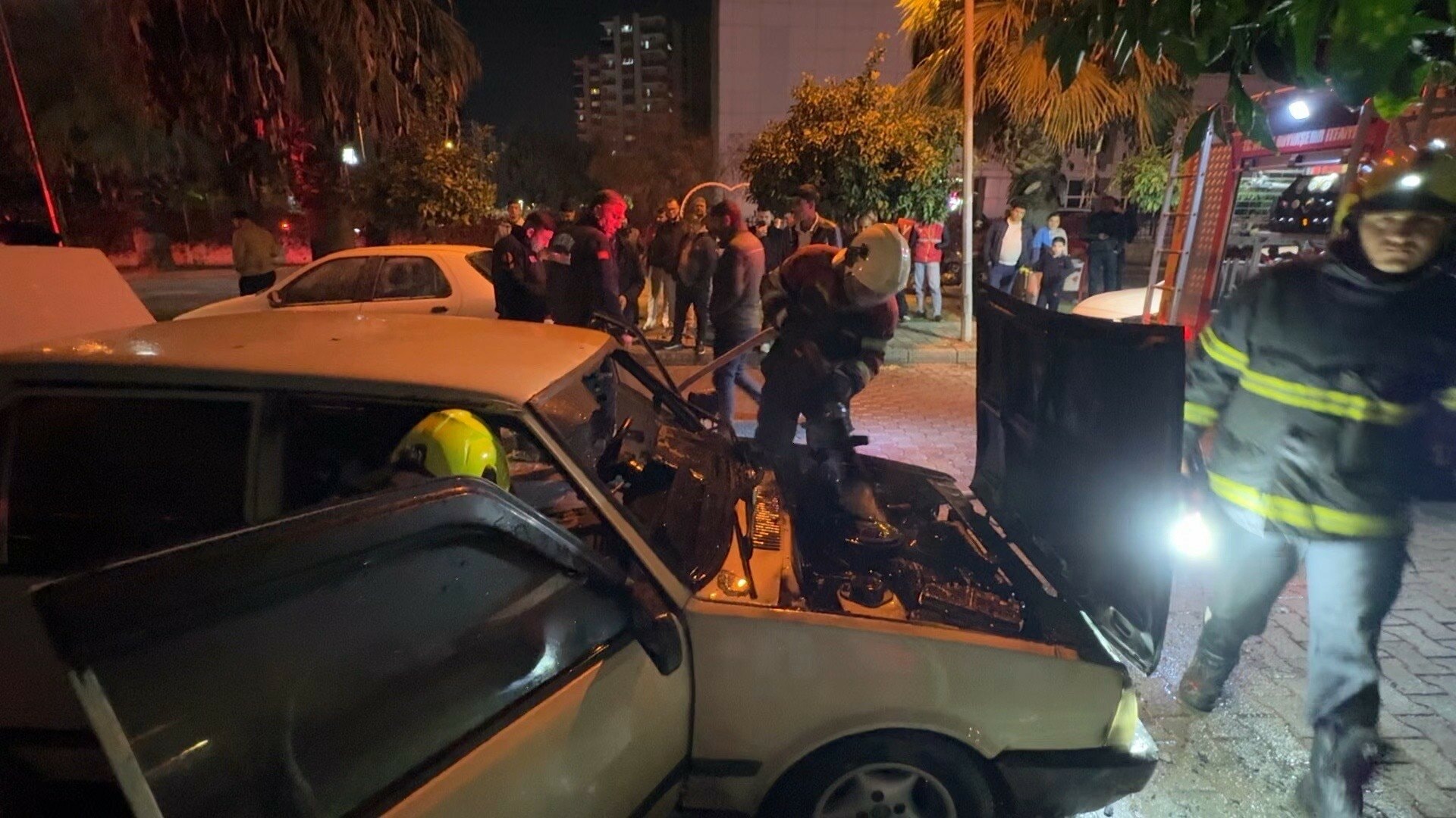 Park ettikleri araç alev aldı, aile saniyelerle kurtuldu!