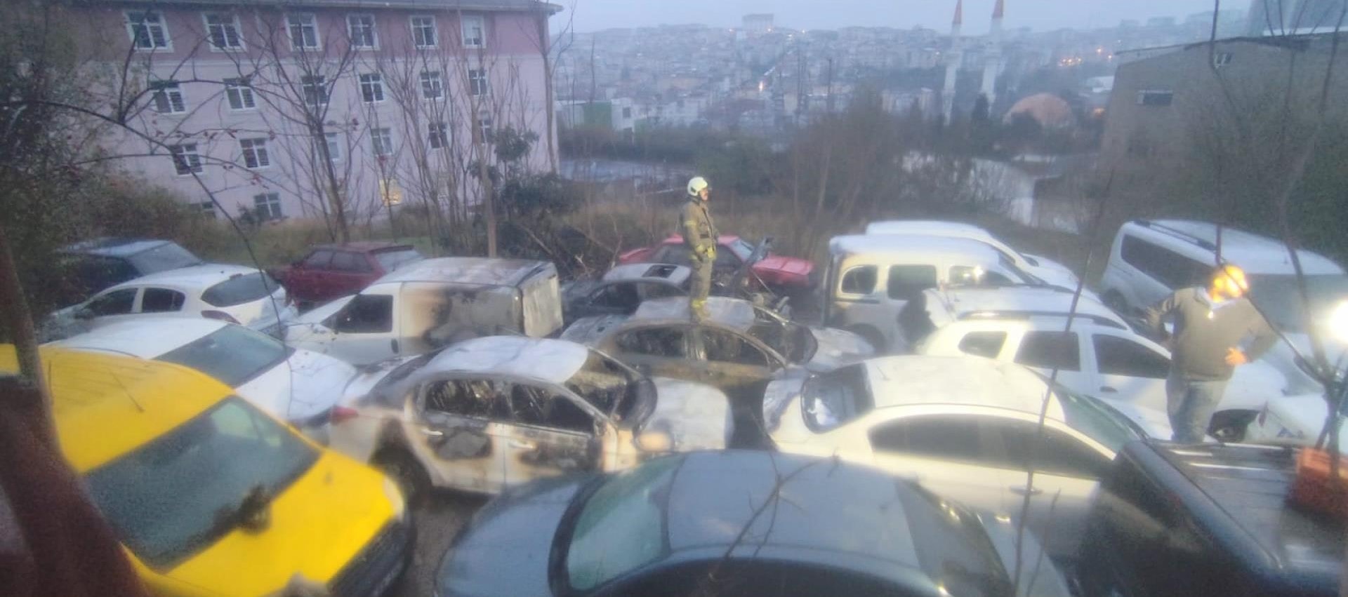 Yıldırım düştü iddiası! Otoparktaki 14 araç yandı