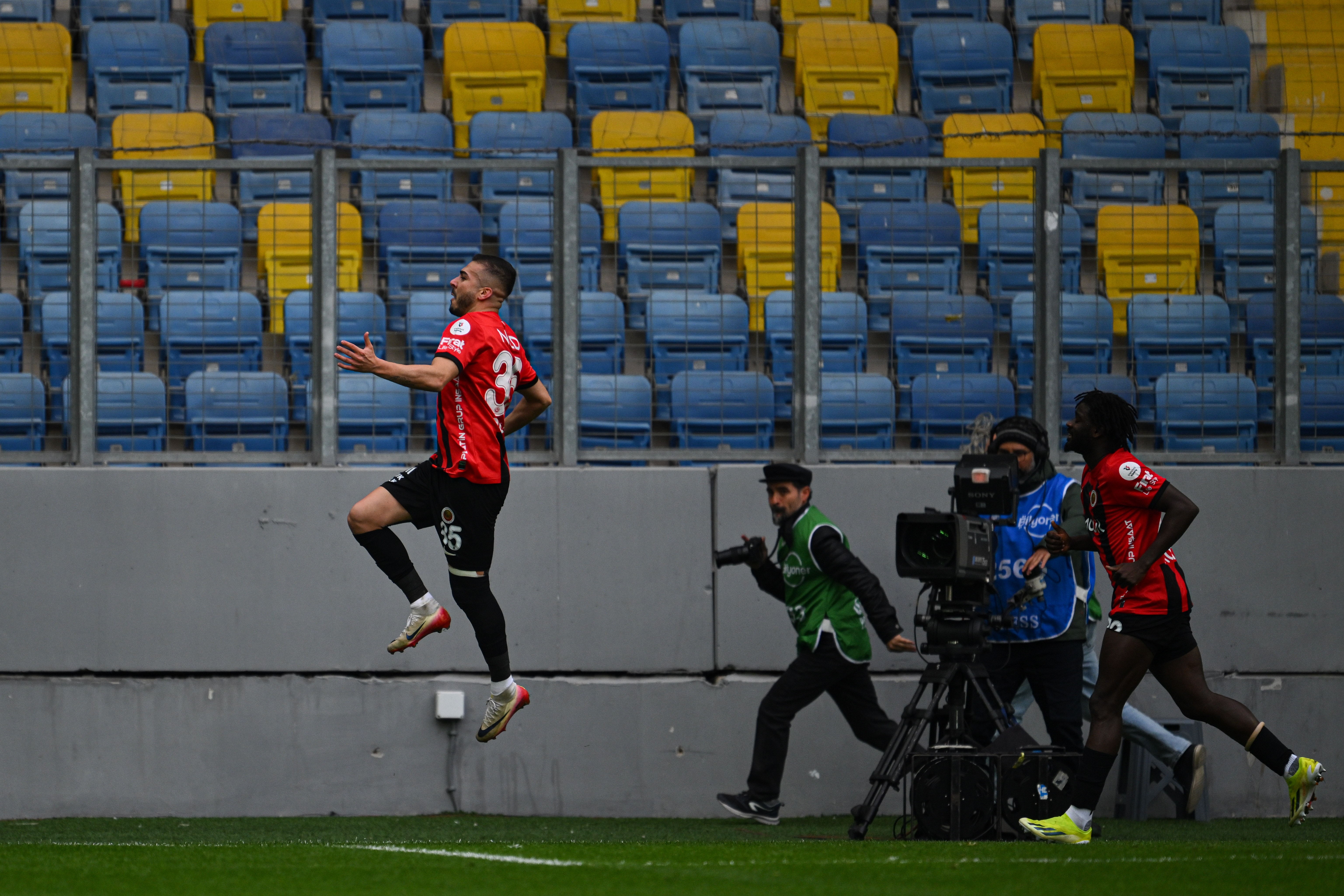 Gençlerbirliği evinde Fatih Karagümrük'ü farklı yendi