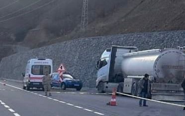 Yolun karşısına geçerken tankerin çarptığı yaya öldü