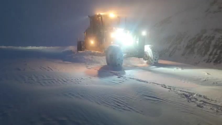 Siirt'te beyaz esaret: Kar yolları tıkadı