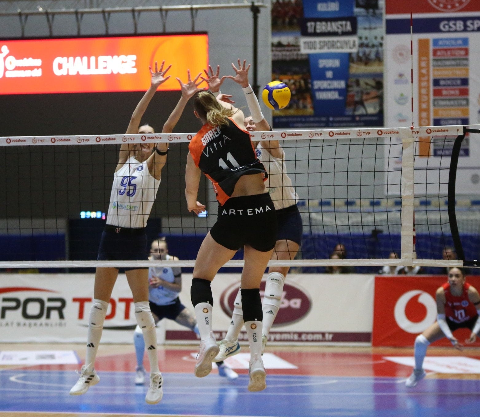 Eczacıbaşı Dynavit deplasmanda zorlanmadı