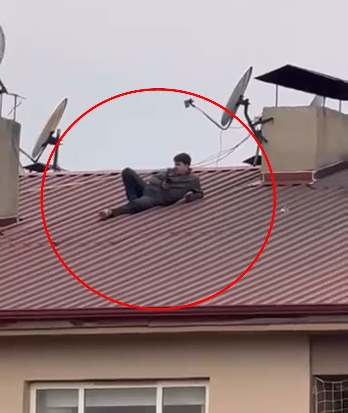 Maçı çatıda uzanarak izledi