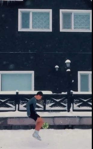 Arda Güler kar üstünde top oynadı