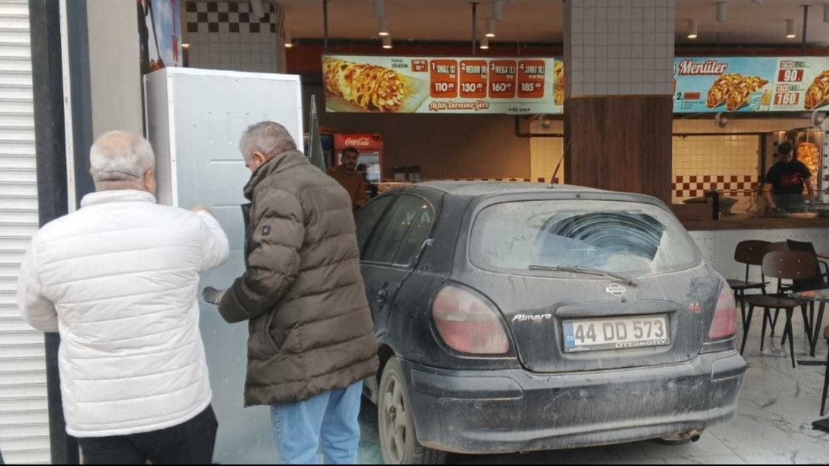 Malatya'da kontrolden çıkan otomobil döner salonuna girdi