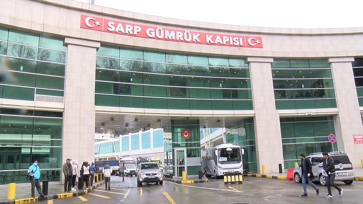 Kimlik ve pasaport giriş için yeterli değil