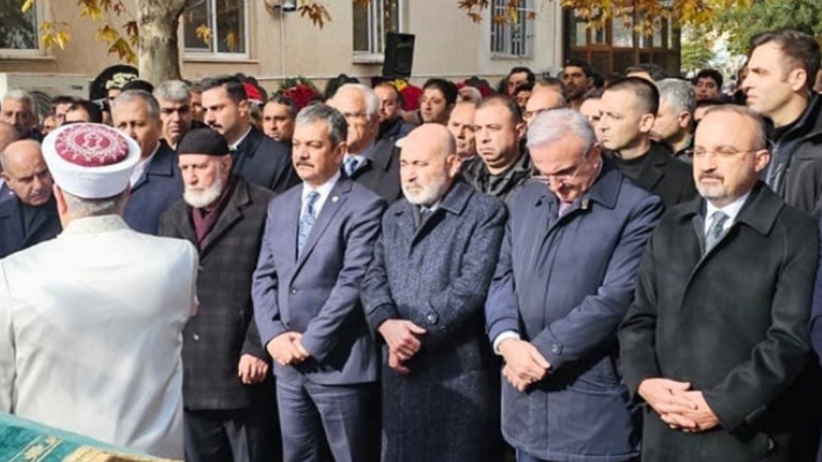 Bakan ve yardımcısı aynı cenazede farklı karelerde